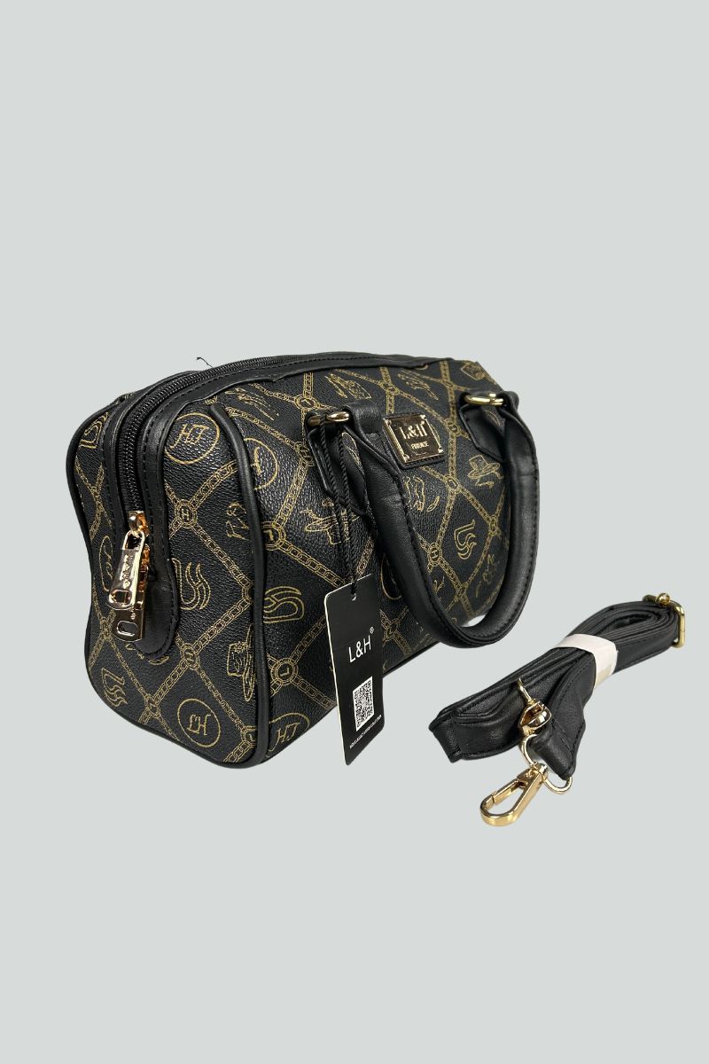 Μαύρη τσάντα τύπου νεσεσέρ με μαύρες λεπτομέρειες και αποσπώμενο λουράκι ώμου