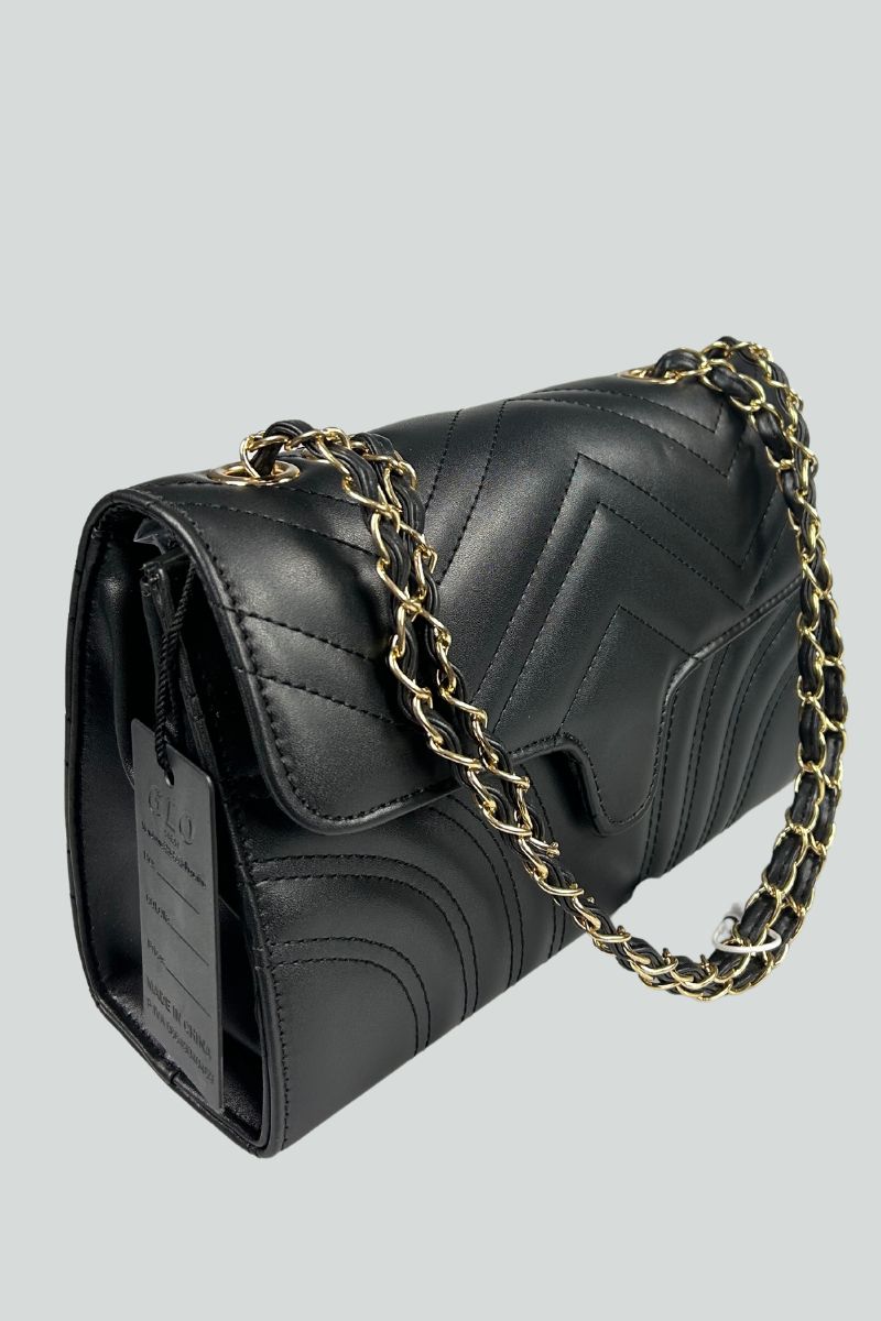 Μαύρη τσάντα με ρυθμιζόμενα λουράκια σε χρυσή αλυσίδα