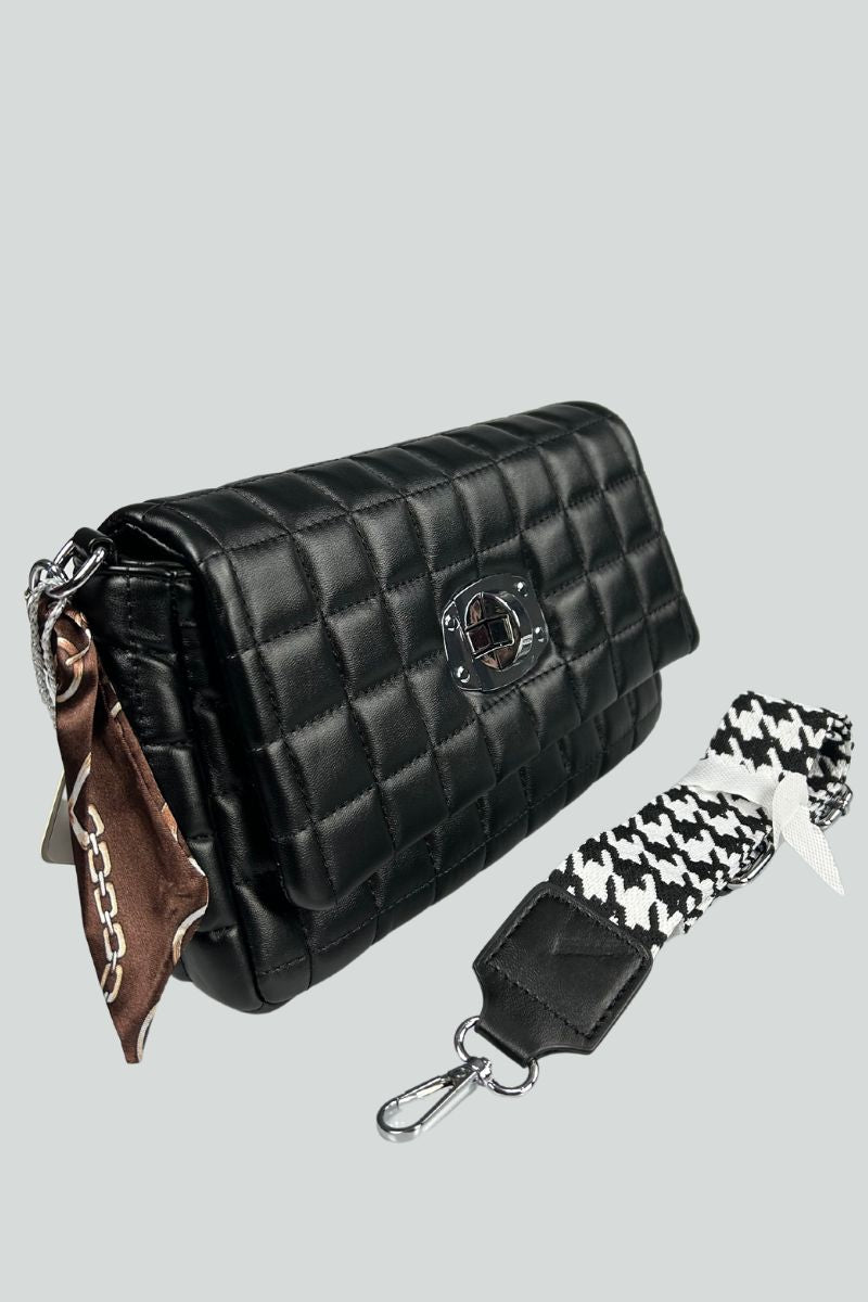 Μαύρη τσάντα με ασημένια αλυσίδα πλεγμένη με καφέ φουλάρι