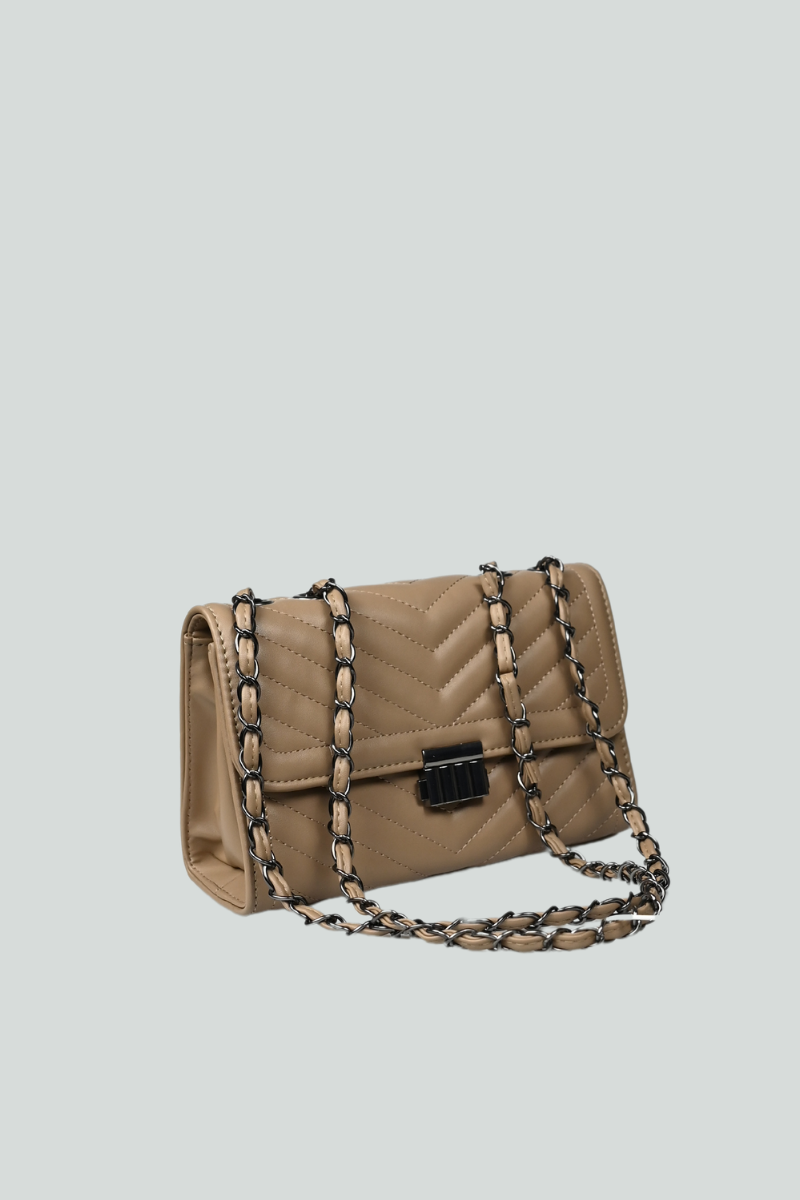 Τσάντα μπεζ της άμμου με μαύρα μεταλλικά στοιχεία