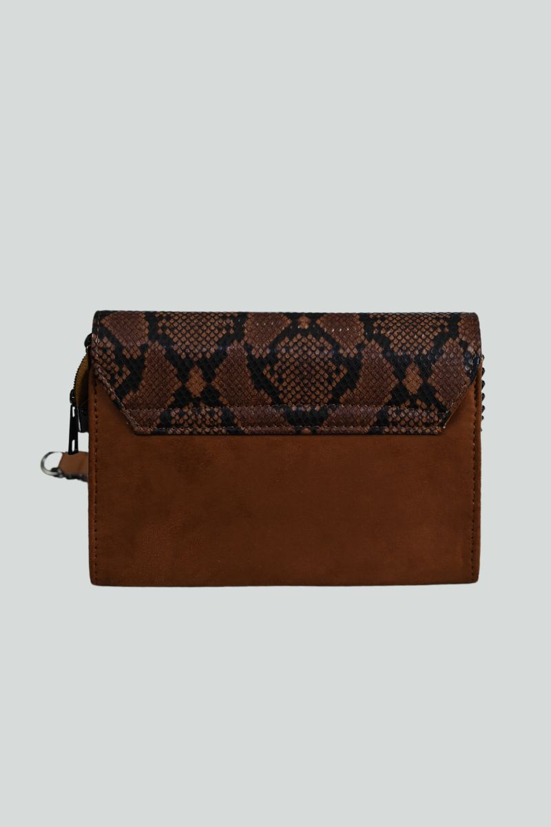 Καφέ τσαντάκι με πέταλο από δερμάτινη με υφή δέρματος φυδιού